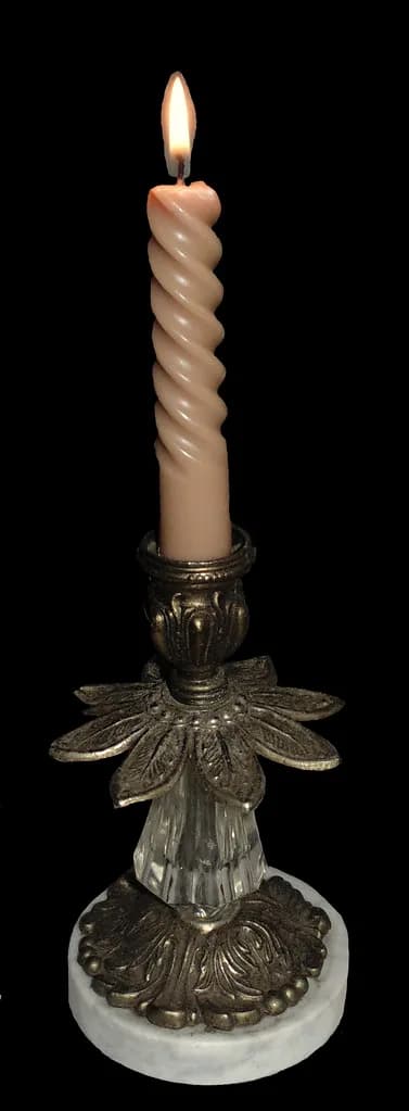 Torsade: Twisted taper for a flower holder