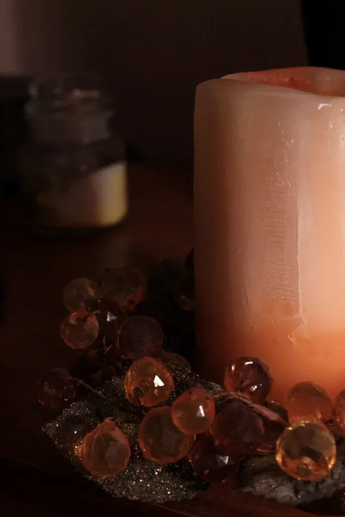 Atelier: Rough-cast pillar with amber glass